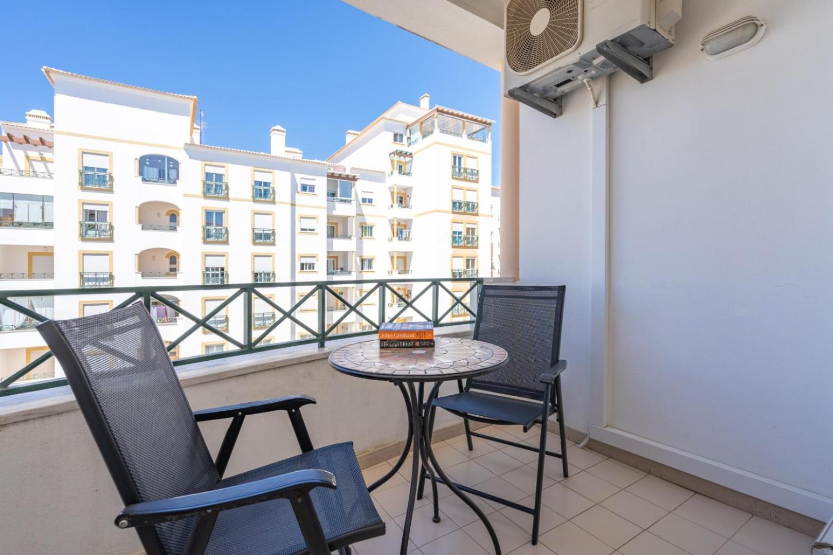 Two Bedroom Apartment - 110M2, Ac, Terrace, Wi-Fi لاغوس المظهر الخارجي الصورة